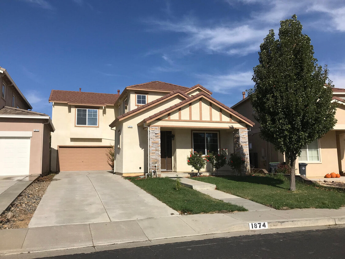 Primary Photo - Gorgeous 3 bedroom 2 1/2 bath home located...