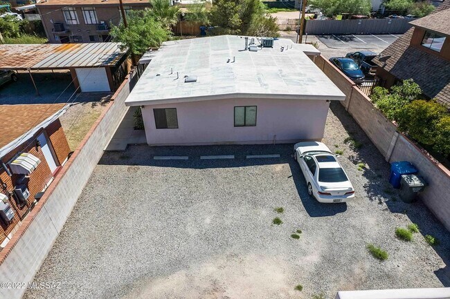 Mucho estacionamiento gratuito - 1330 E 10th St