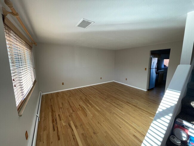 Foto del edificio - Great Golden Location for 2-Bed, 1.5 Bath Condo with 2-Off Street Parking Spaces - Private Yard!