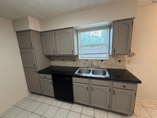 Foto del edificio - 4830 Lovers Ln