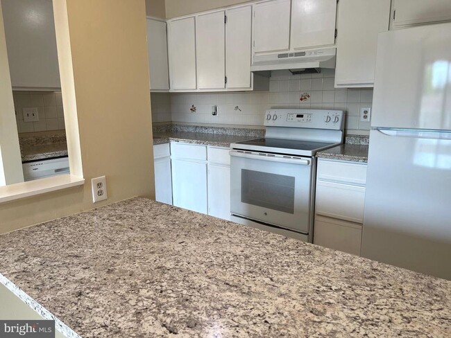 Building Photo - 8357 Claremont Woods Dr