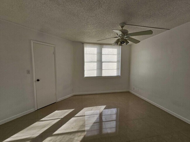 Foto del edificio - 210 Lake Pointe Dr