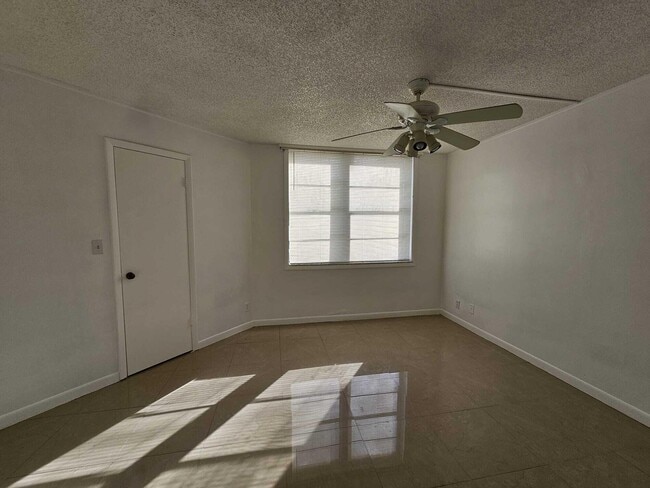 Building Photo - 210 Lake Pointe Dr