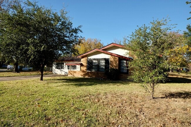 Building Photo - 3401 Princeton Dr
