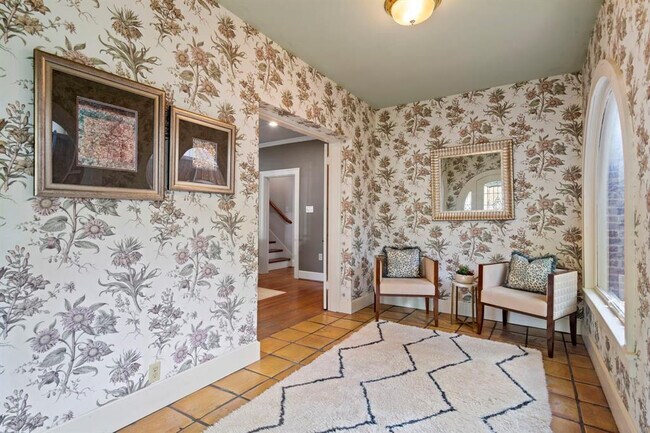 Foto del edificio - Room in Apartment on Lakeshore Dr