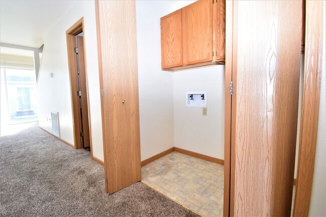 Foto del edificio - Townhouse style 2 bedroom 1.5 Bath with Attached Garage! Great Location!