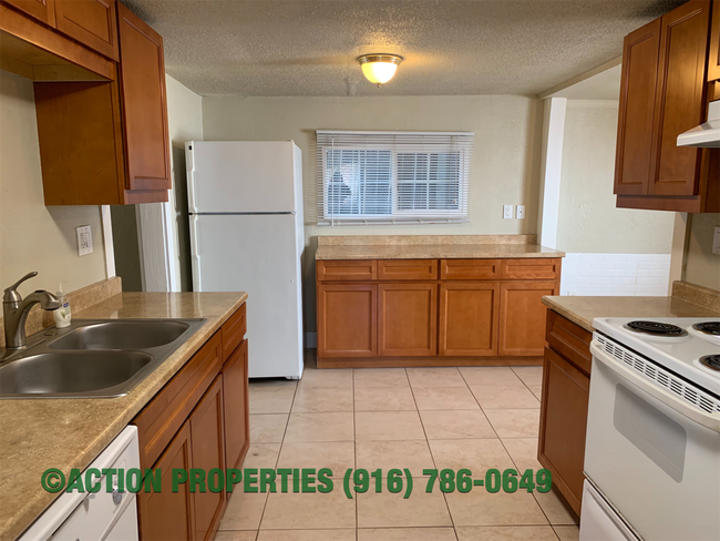 Building Photo - Central Roseville Bungalow 2 bedroom 1 Bathroom, Street Parking, Shed, No Yard