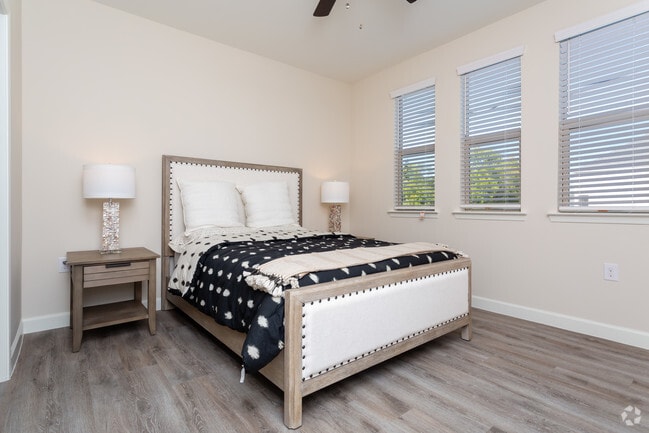 2BR2BA-1210sft - Majestic Parc