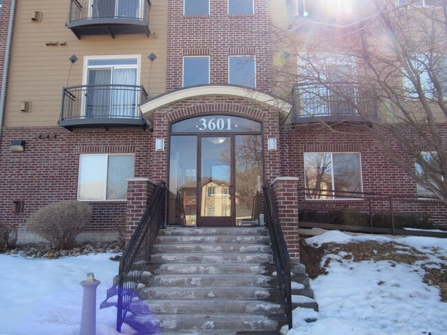 Spacious Condo in Gated Community | Close to light rail. - Spacious Condo in Gated Community | Close to light rail.