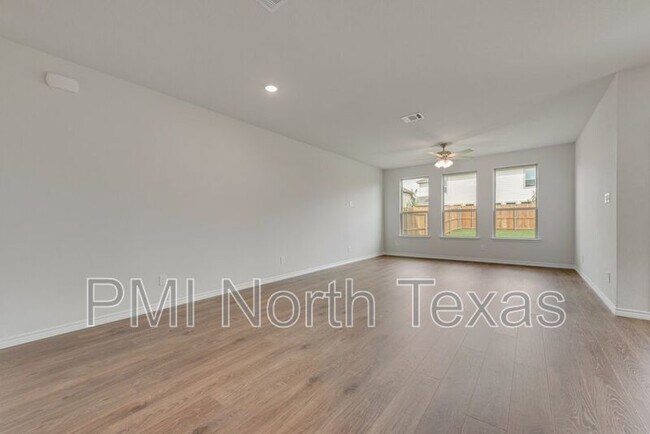 Foto del edificio - 411 Wrangler Ln
