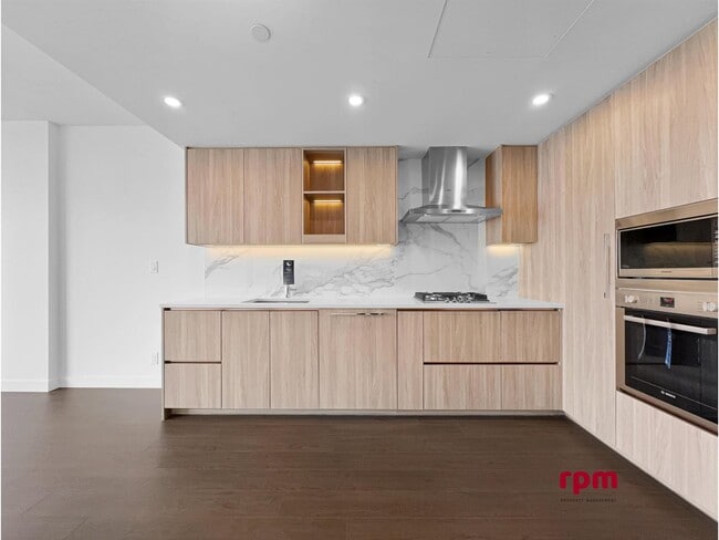 Photo du bâtiment - 13778-13100 100 Ave