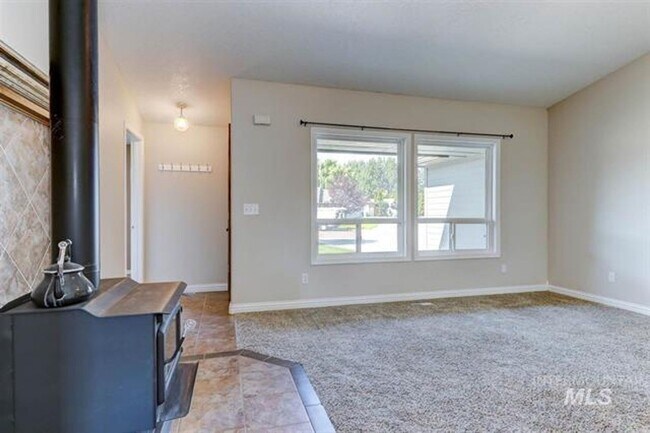 Foto del edificio - 4 Bedroom 2 Bath with RV Parking 2 Car Gar...
