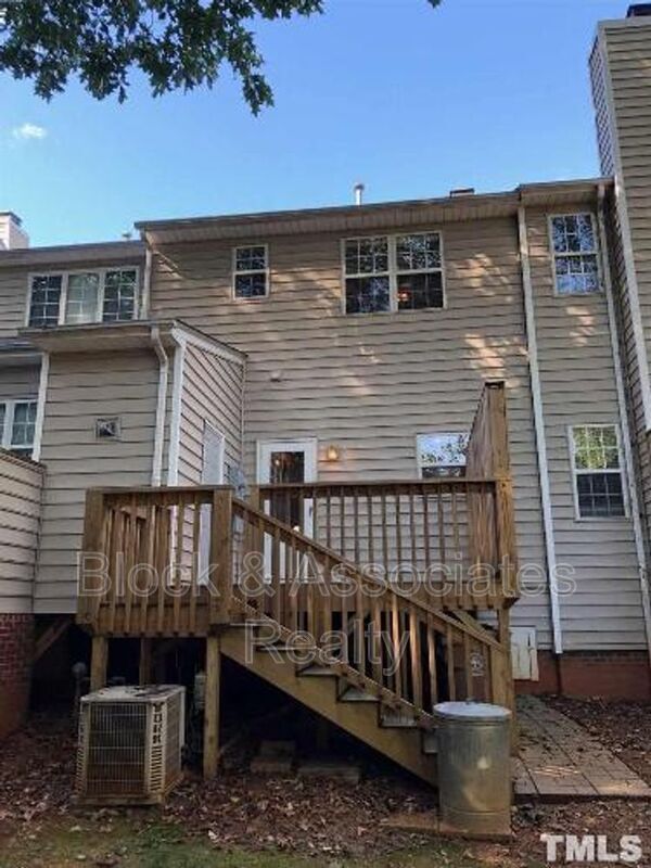 Foto del edificio - 340 Silverberry Ct