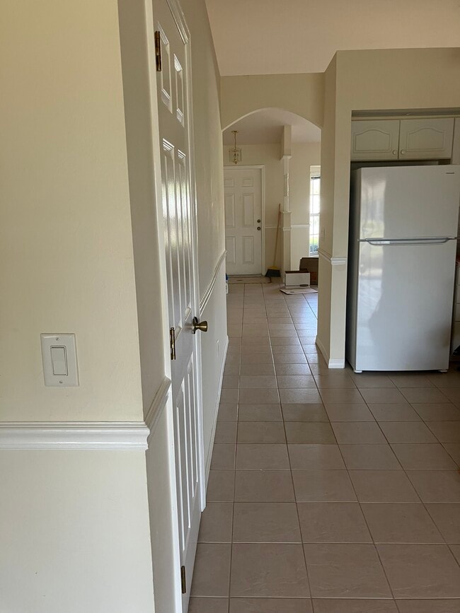 Spacious apartment! - 3222 SW 7th Pl