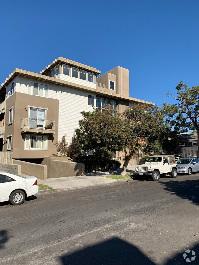 Building Photo - 10717 Lawler St