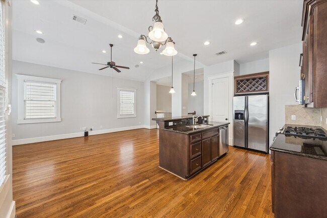 Foto del edificio - 1044 W 25th St