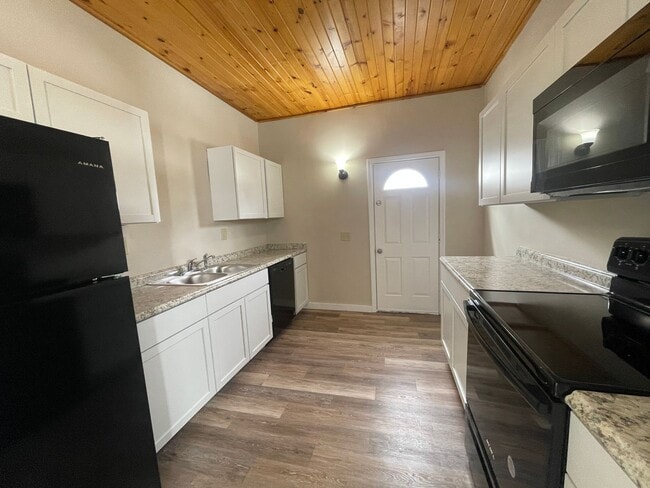 Foto del edificio - Beautiful 4 Bedroom 1 Bath House for Rent