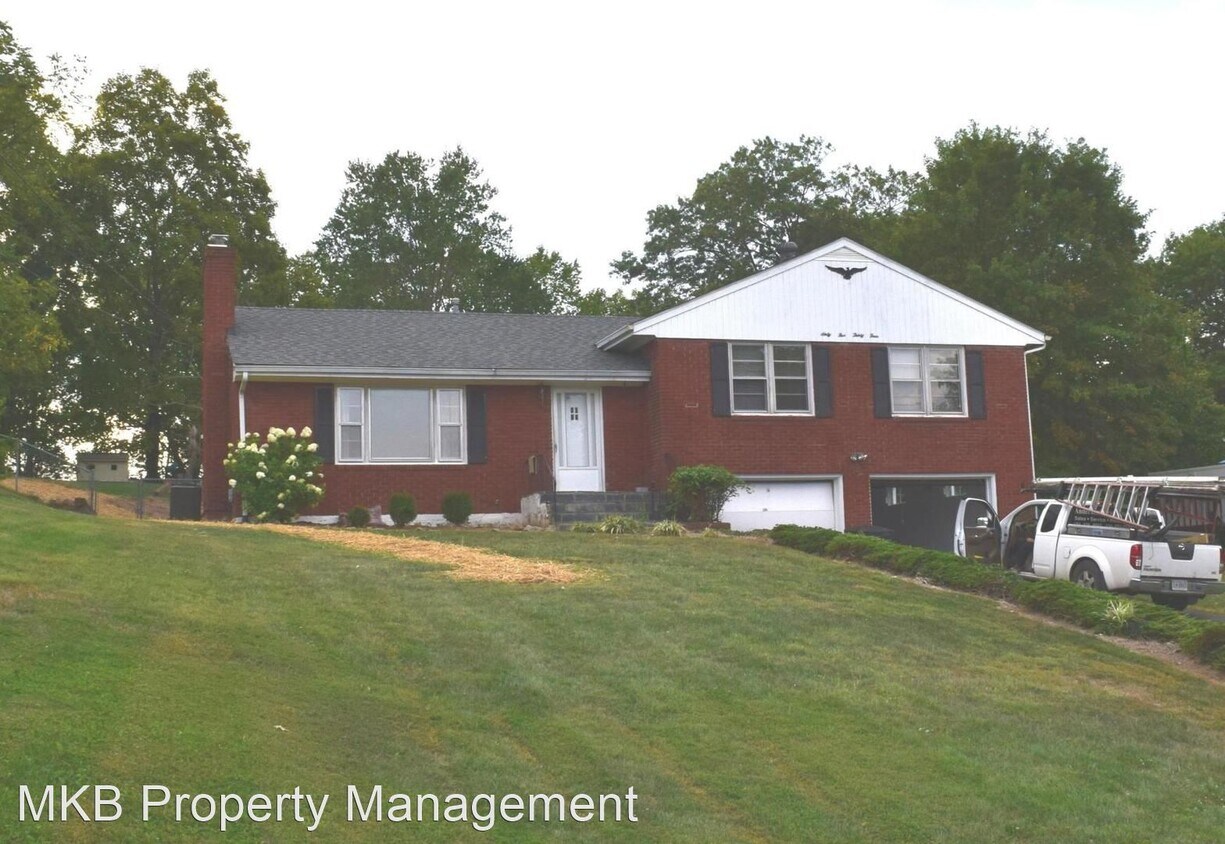 3 br, 2.5 bath House 6534 Pendleton Ave, House Rental in Roanoke