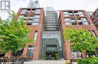 Building Photo - 425-425 Wellington St W