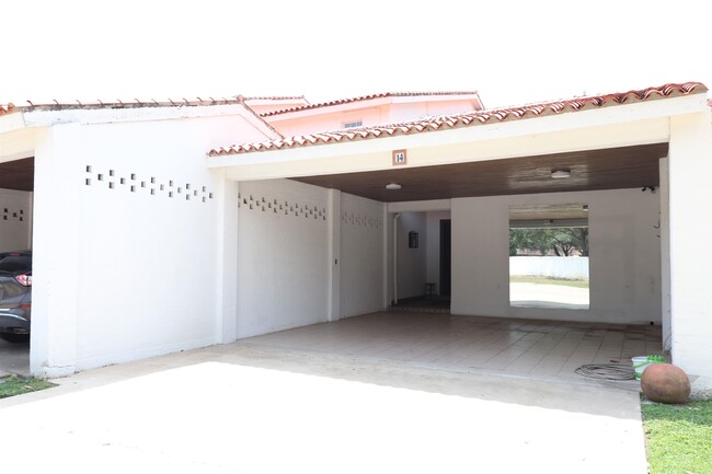 Building Photo - 1800 Country Club Dr