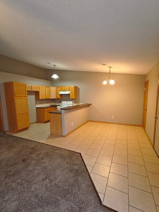 Building Photo - 212 S Queen Cir
