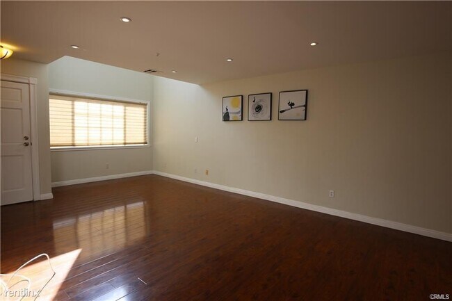 Building Photo - 3 br, 3 bath Condo - 105 E Beacon St Apt A
