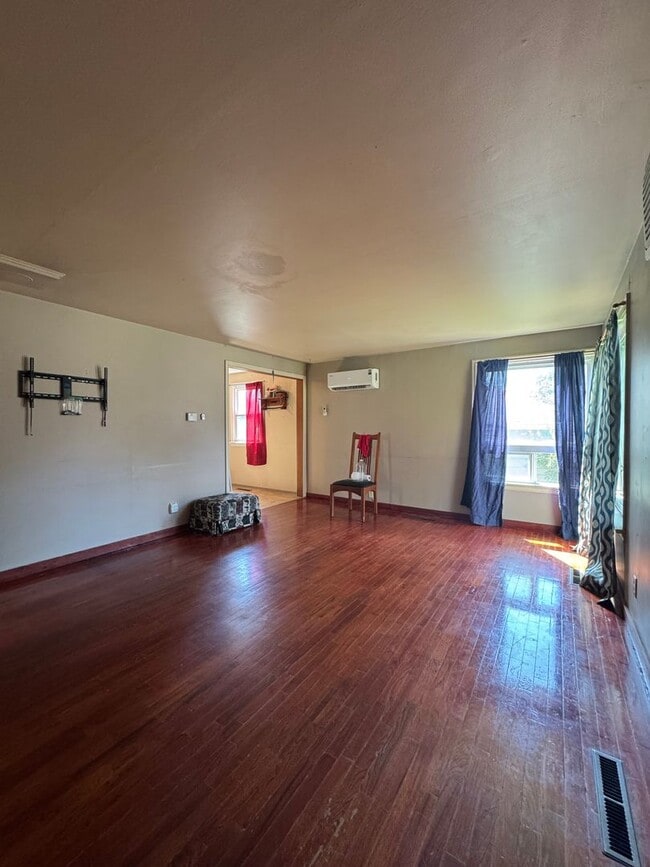 Building Photo - Cozy 2-Bedroom Pet-Friendly Home for Lease