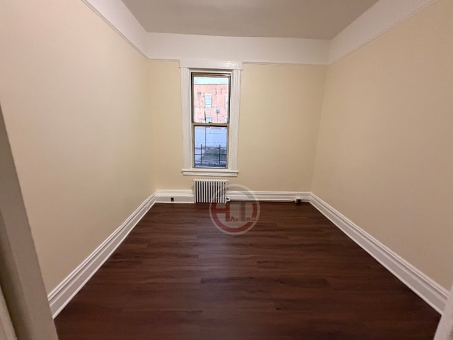 Foto del edificio - 853 Van Nest Ave