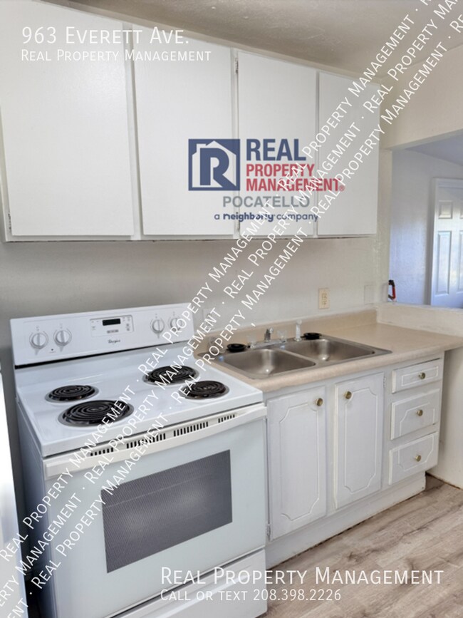 Building Photo - 963 Everett Ave