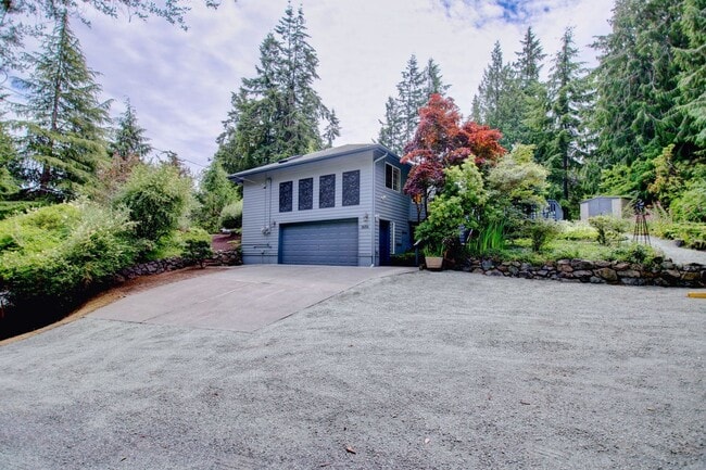 Building Photo - Lovely Clinton Home with Great Light and P...
