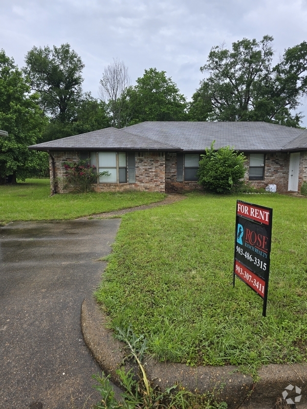 Building Photo - 16044 Pawnee Dr