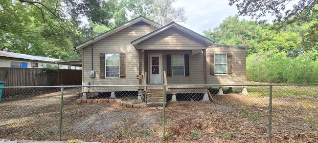 Front - 327 Faquetigue St