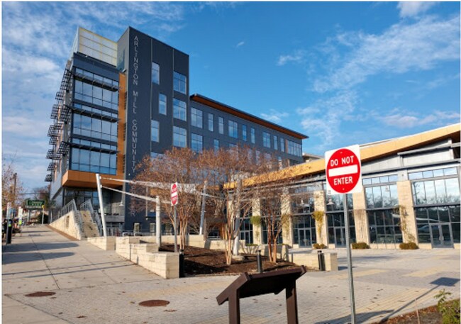 Building Photo - 5010 Columbia Pike