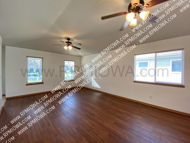 Foto del edificio - 3326 Emerald Dr