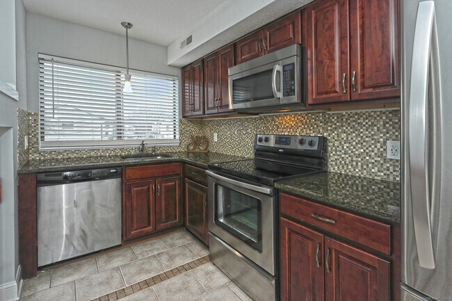 Building Photo - 40 Crest St