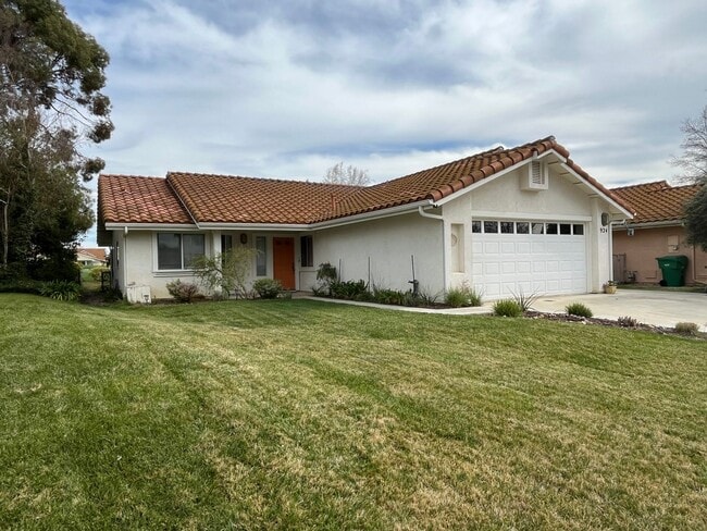 Building Photo - **PENDING**