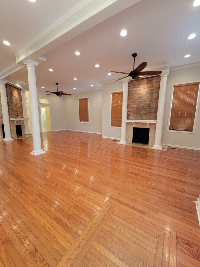 Building Photo - **APPLICATION PENDING** HUGE MODERN SOUTHE...