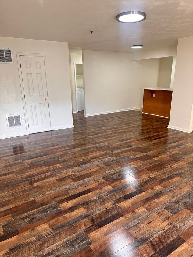 Foto principal - 4 Bedroom 2 Bath Apartment 2nd Floor