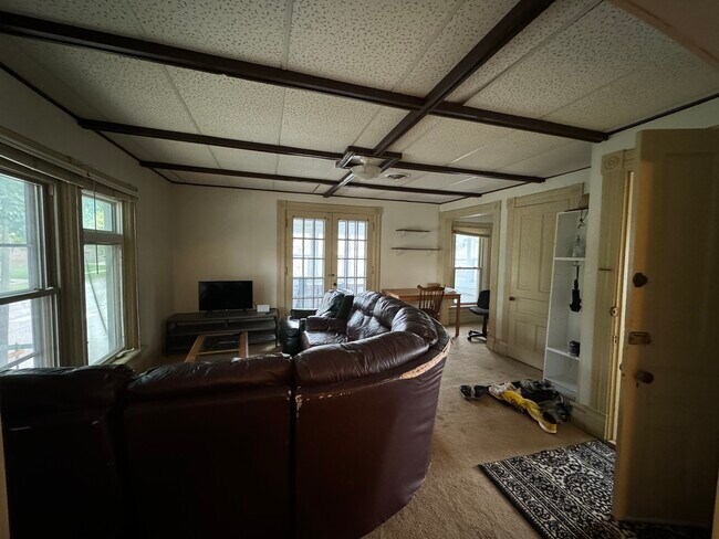 Área de estar - 77 W Howard St