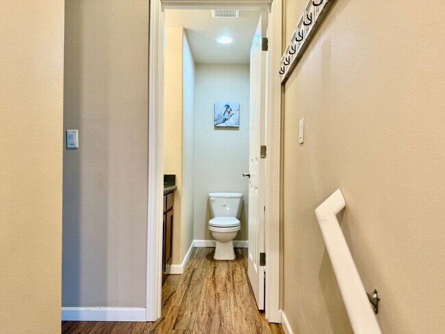 Foto del edificio - Beautiful 2 bed, 2.5 bath townhome located in Mountlake Terrance $2800/mo.