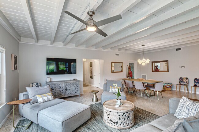 Foto del edificio - 626 N Lakeside Dr