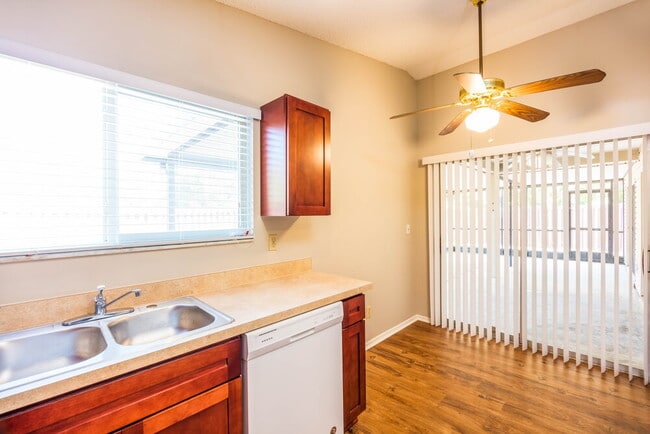 Foto del edificio - 5701 Longleaf Dr