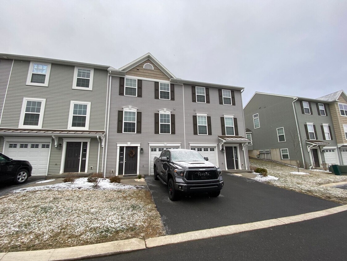 Primary Photo - Beautiful 3 Bedroom, 2.5 Bathroom Home in ...