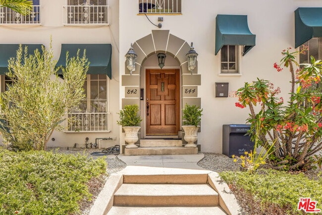 Front entryway - 842 S Sycamore Ave