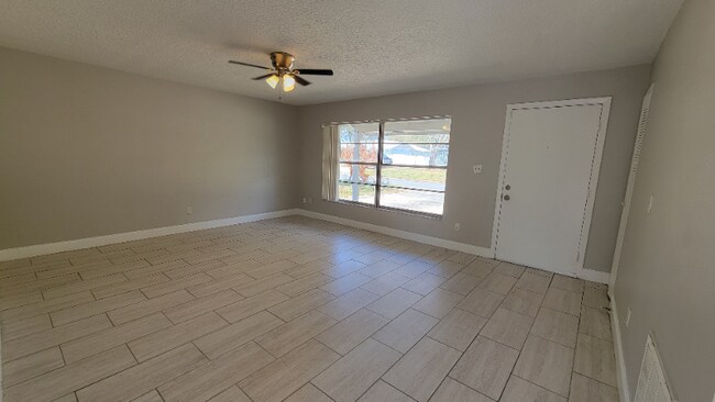 Foto del edificio - 419 Caballero Rd