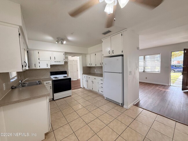 Foto del edificio - 7609 Tacony Dr