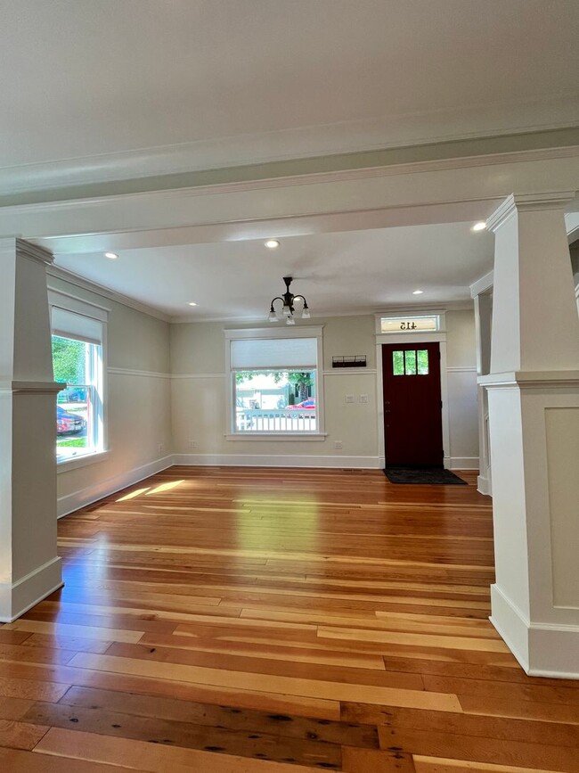 Building Photo - Completely refurbished 3 bed, 2 bath house...