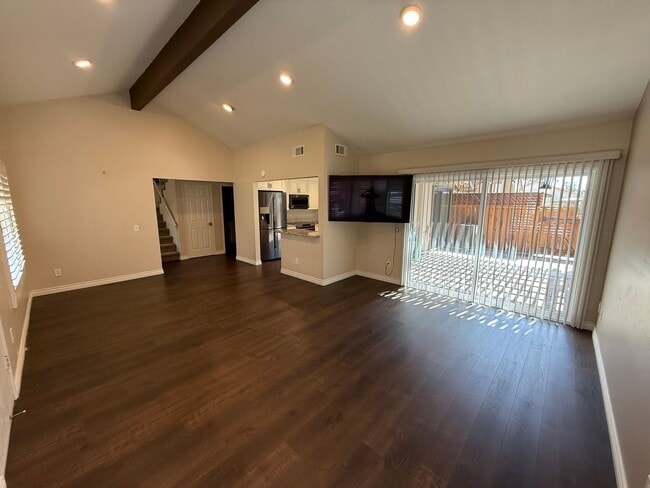 Foto del edificio - Spacious 3-Bed, 2-Bath End-Unit Townhome w...