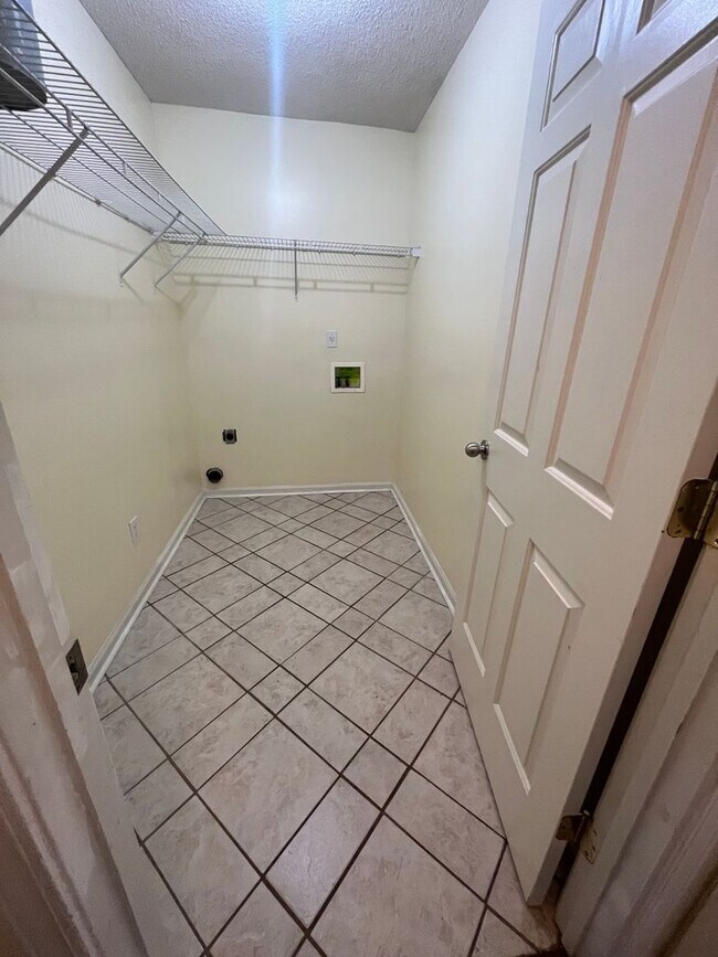 Building Photo - 1/2 OFF FIRST FULL MONTH'S RENT! Arlington...