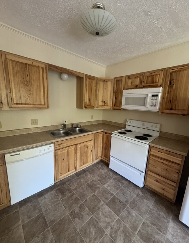 Building Photo - Welcome to your new home near the heart of...